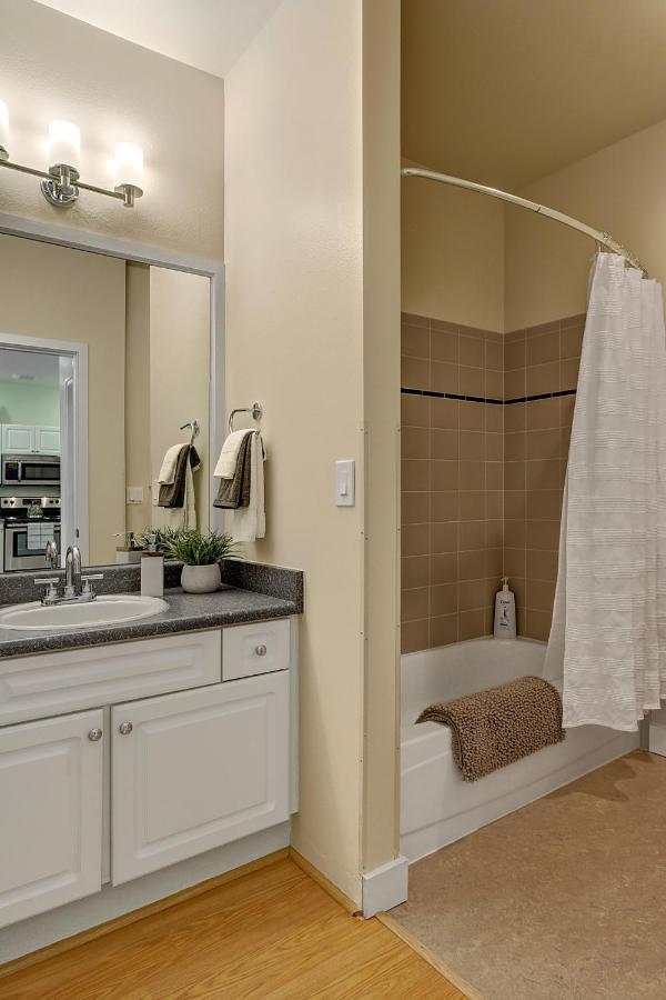 City Water View Oasis With Pool & Gym Near Cruise In Heart Of Seattle Exterior foto